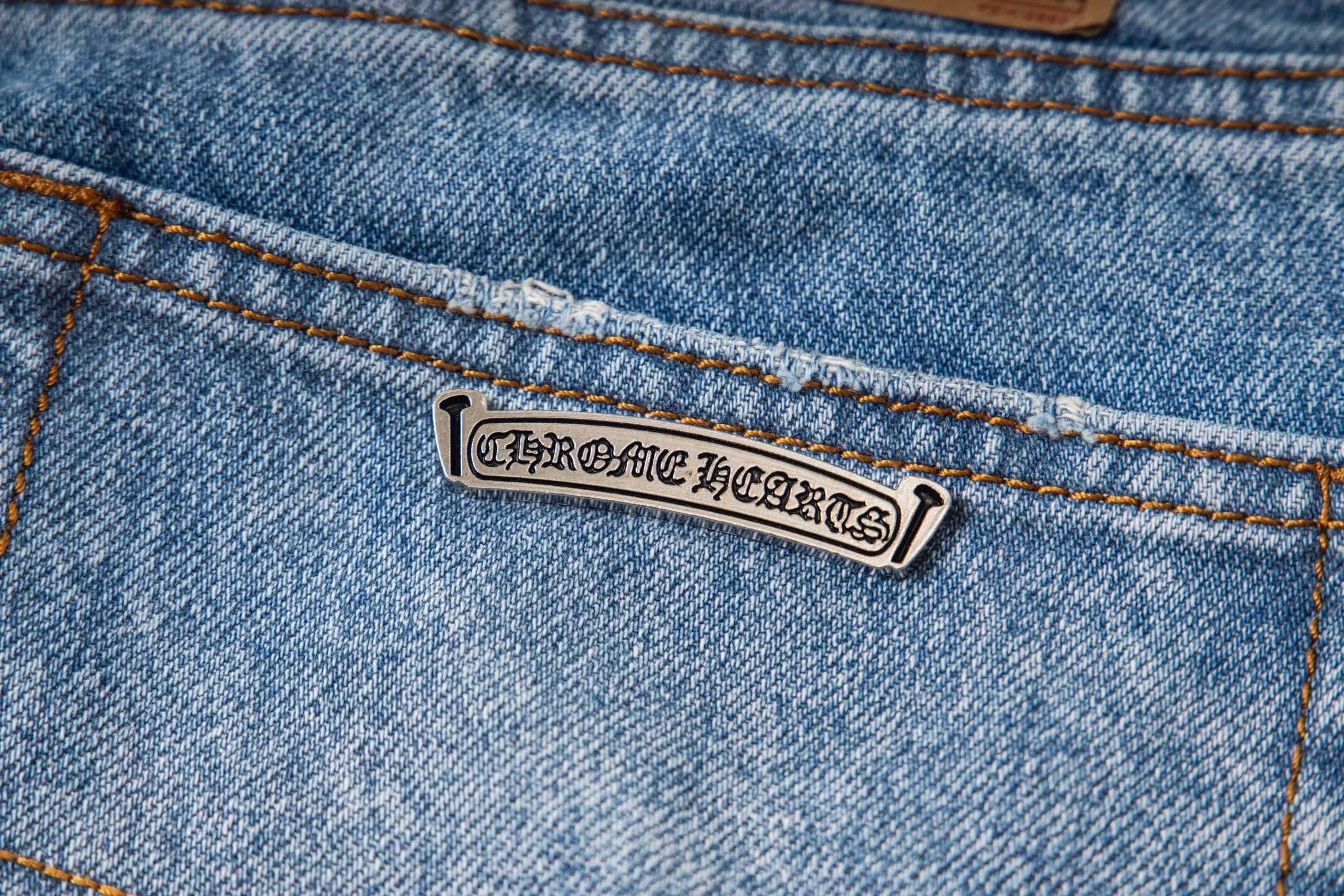 P260 High version (evergreen version) Chrome Hearts 25FW CH blue trousers pink leather cross bamboo jeans adopt patchwork elements, mostly presented in the shape of a cross, with glitter on the leather surface. Unique design, simple and elegant details, exquisite workmanship, neat lines of the entire trousers, and in place details! It’s also so cool that both men and women can easily control it. It’s a gender-neutral trendy up version. Style number: 1728# Color: blue pants and pink leather Size: 28 30 32 34 36